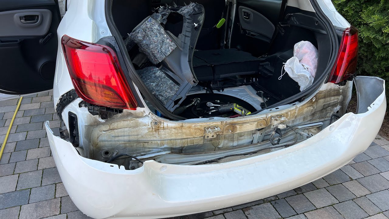 Toyota Yaris III. Water leak - how to find and seal. Przeciek wody - jak znaleźć i uszczelnić.