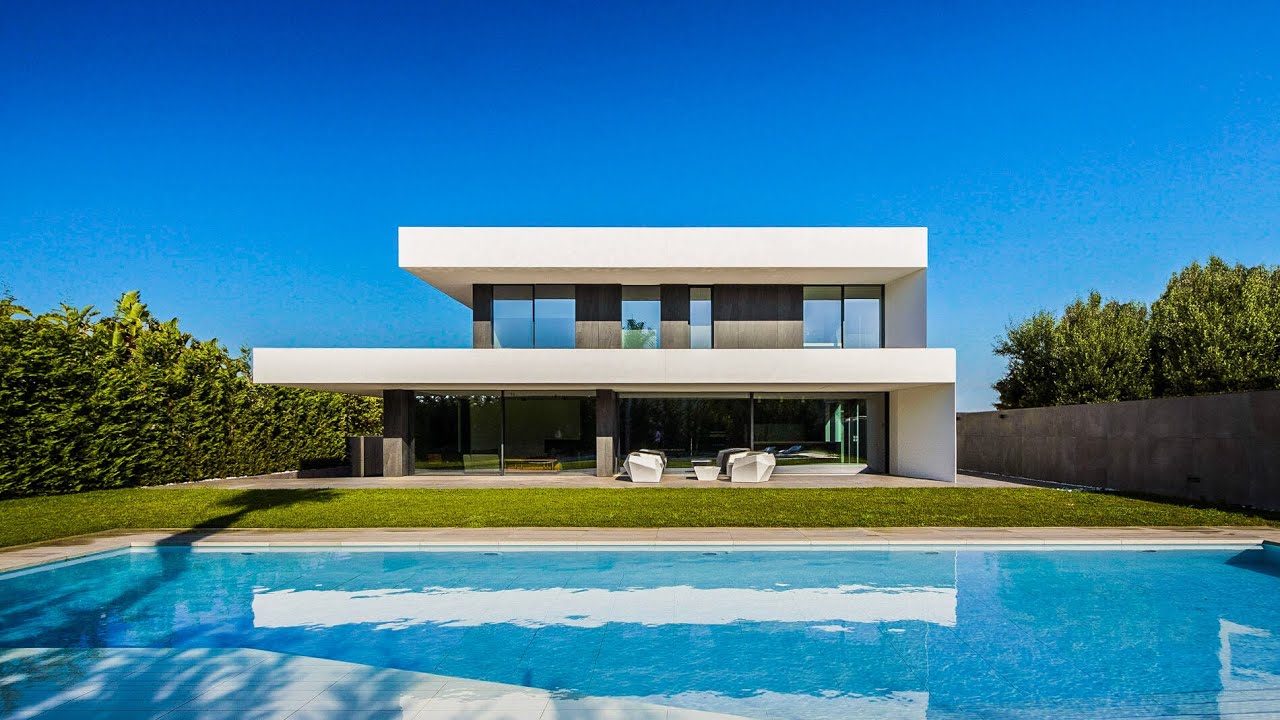 HOUSE IN THE STYLE OF MINIMALISM | BUENO by PORCELANOSA