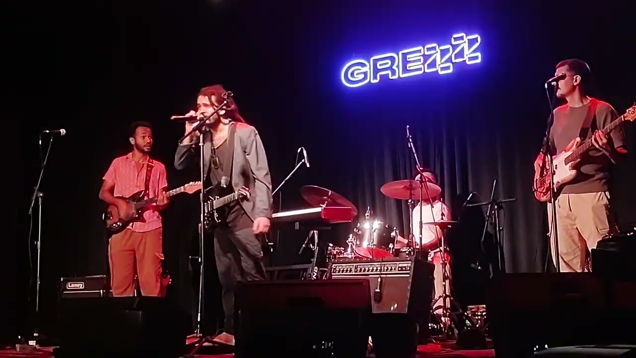 'Meia Lua Inteira (Carlinhos Brown)', Chico Brown e banda ao vivo em Porto Alegre-RS 