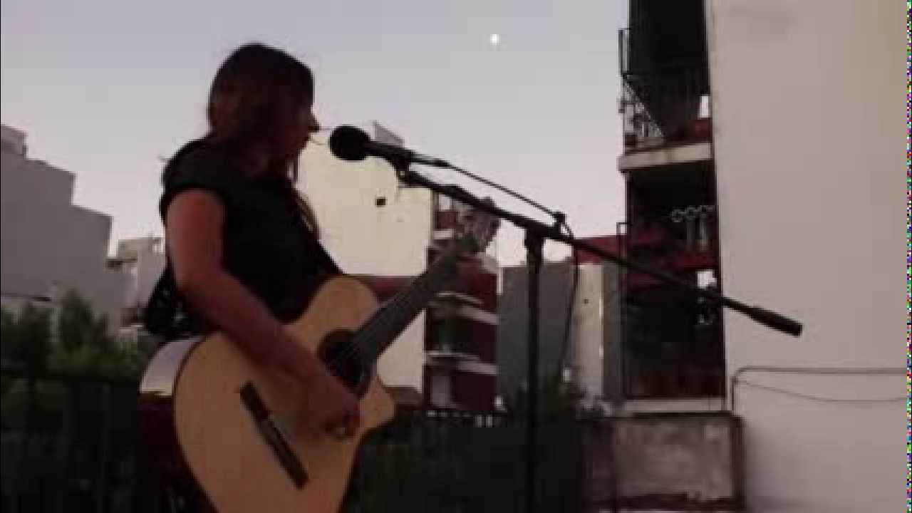 María Fernanda Aldana en la terraza 