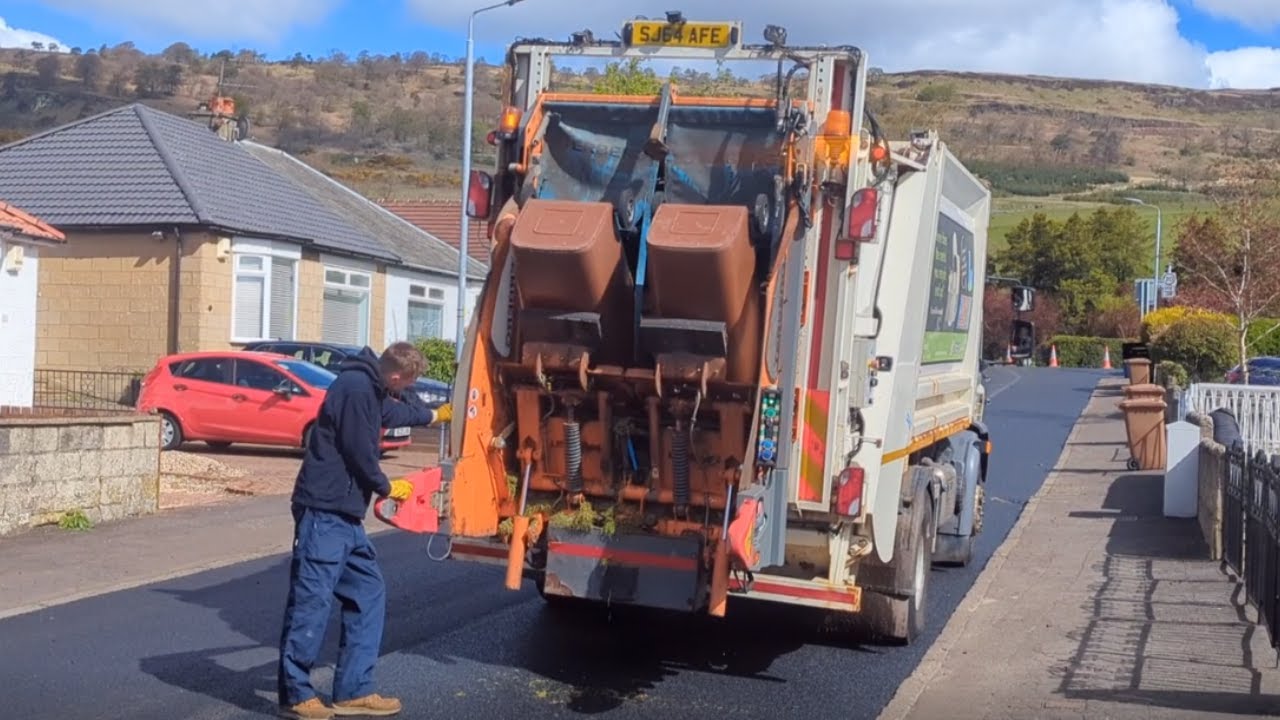 2014 Farid T1 Bin Lorry Collecting Garden Waste In West Dunbartonshire