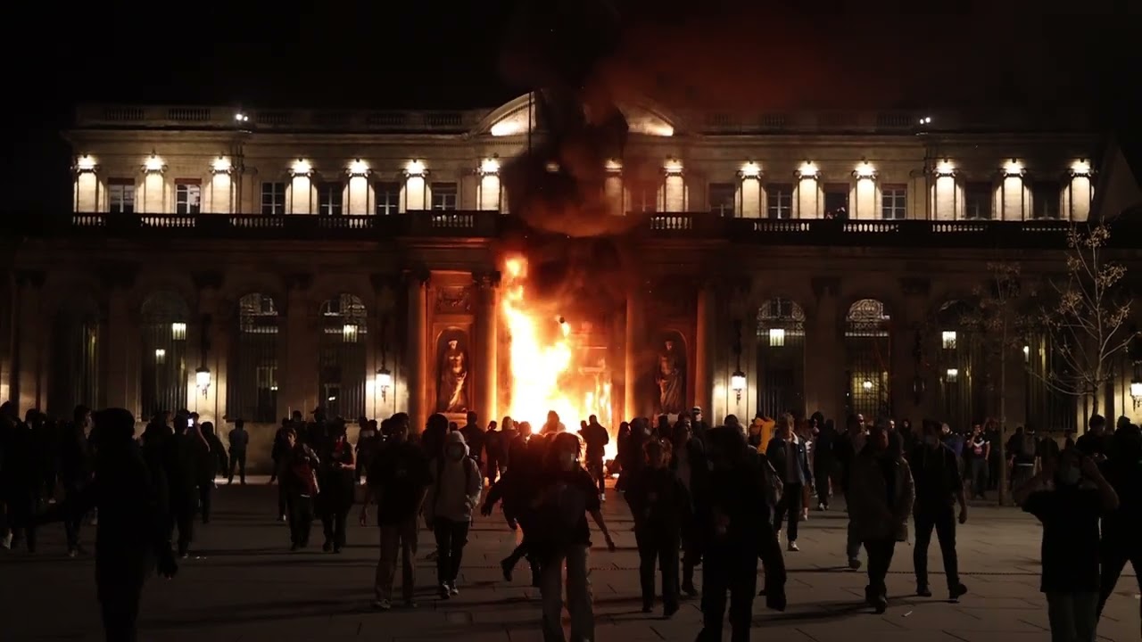 Grève du 23 mars : des manifestants mettent le feu à la mairie de Bordeaux