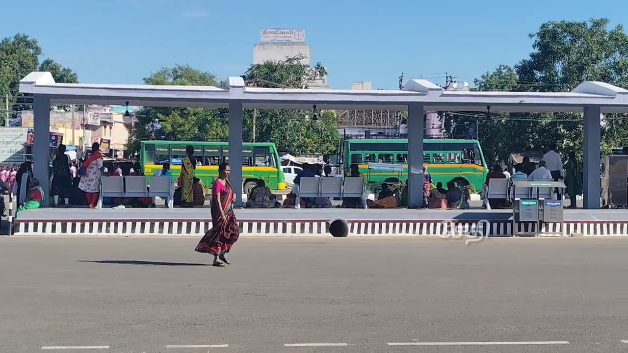 சங்கரன்கோவிலில் போதுமான நிழற் கூரை இல்லாத பஸ் ஸ்டாண்ட்.