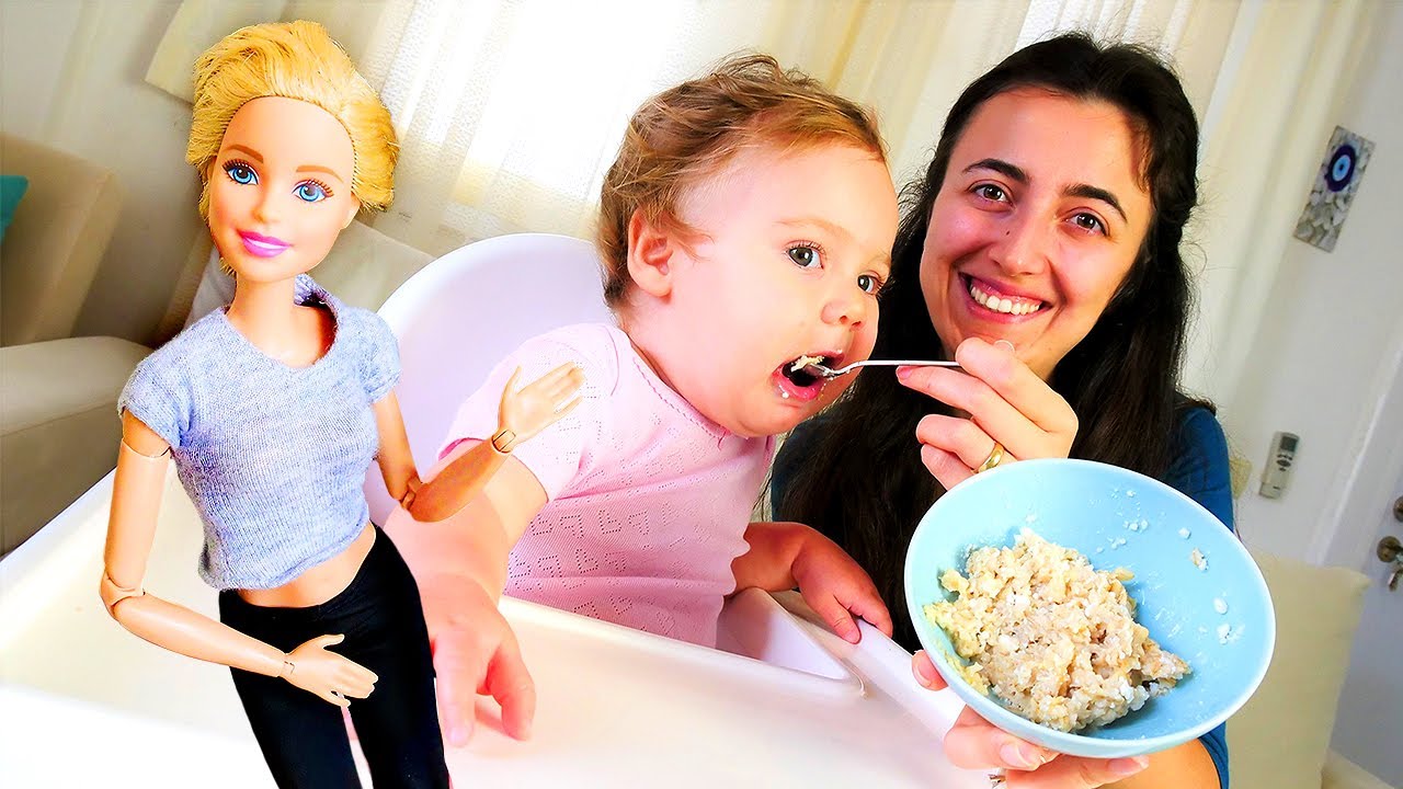 Kız oyunları. Sevcan yorulunca Barbie Derin'in mamasını hazırlıyor