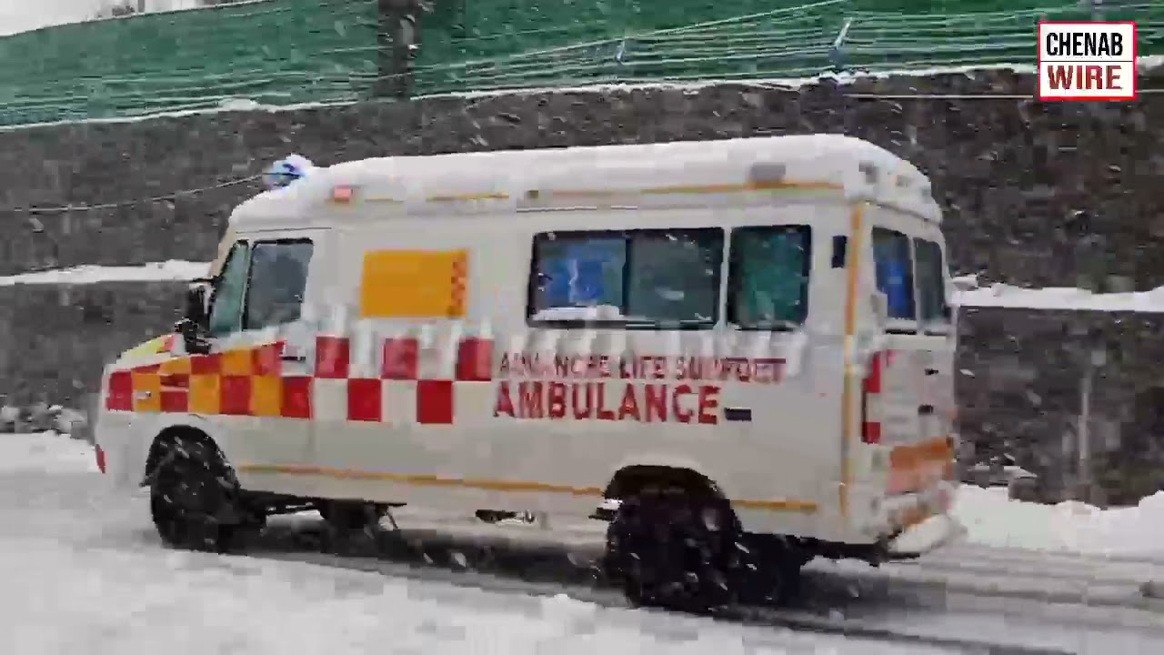 Fresh snowfall starts in banihal district Ramban.