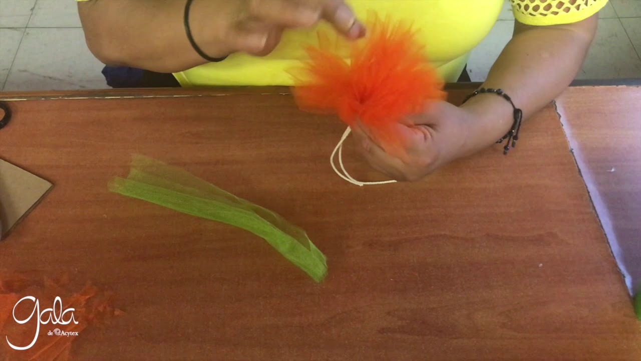 Flor de Cempasúchil hechas con TUL para decorar tu ofrenda