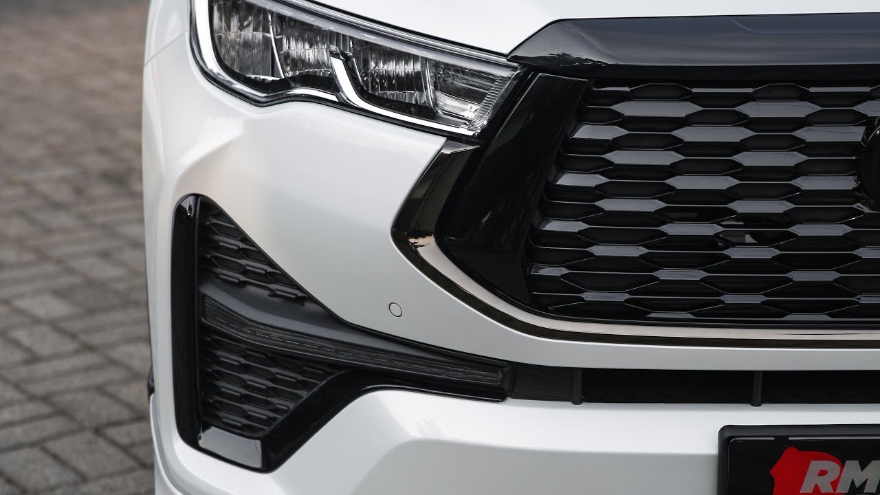 Kombinasi Putih, Hitam Chrome, dan Hitam Gloss