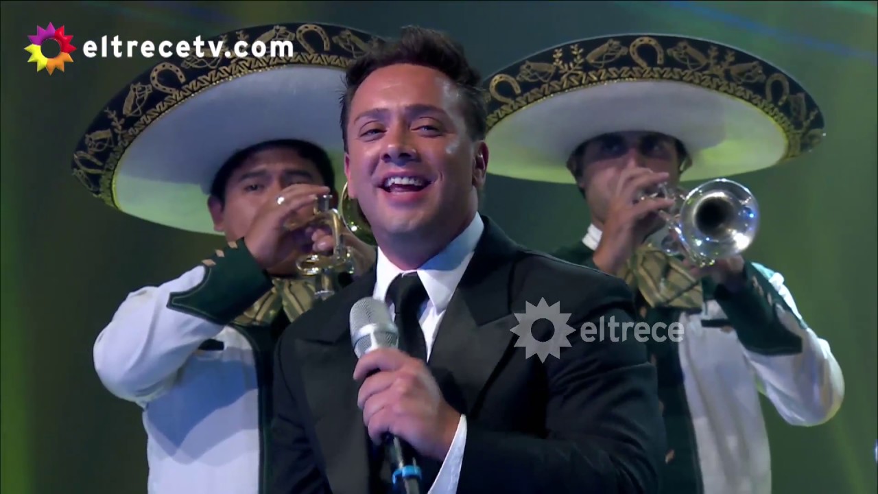 Hasta un grupo de mariachis trajeron los 2 Luis Miguel