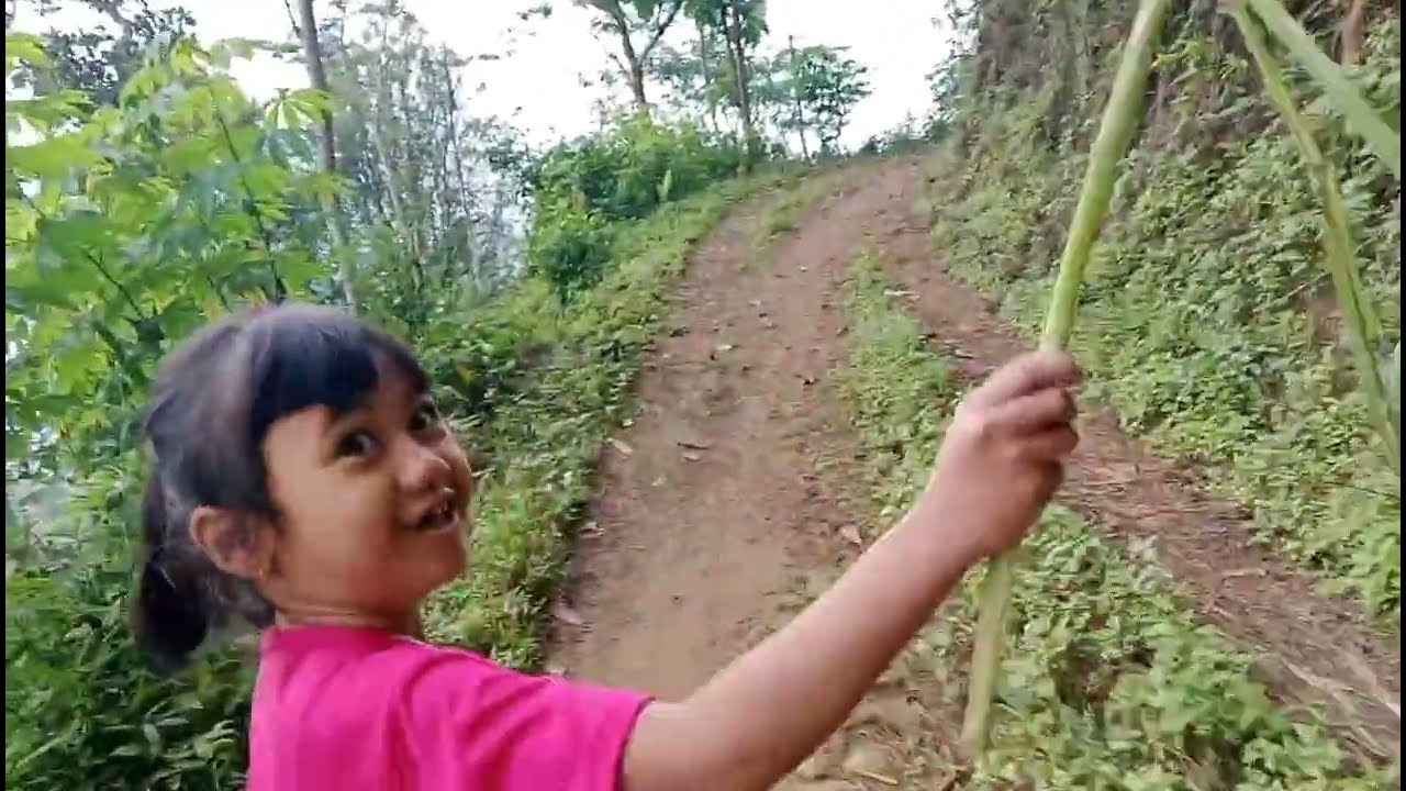 Ikut mas putra neng ngalas sambil ngenyari arit temen temen