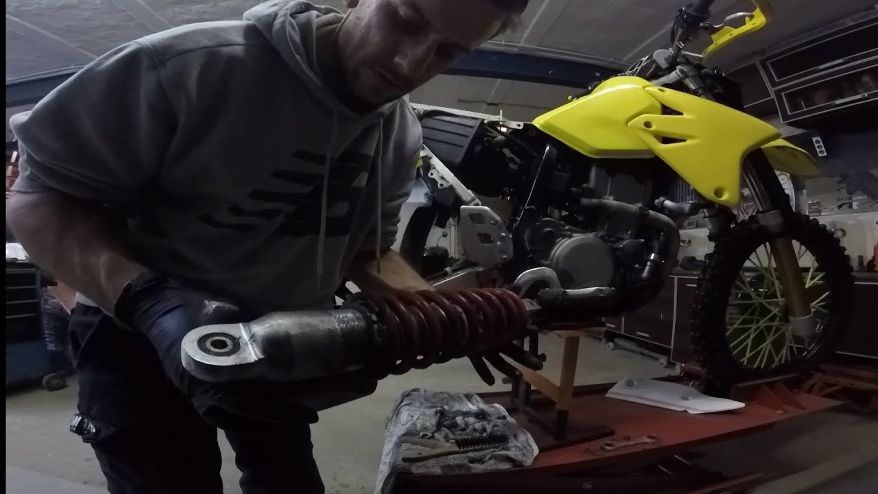 Naprawiam moje Suzuki drz 400 przed kolejnym wyjazdem na tor.
