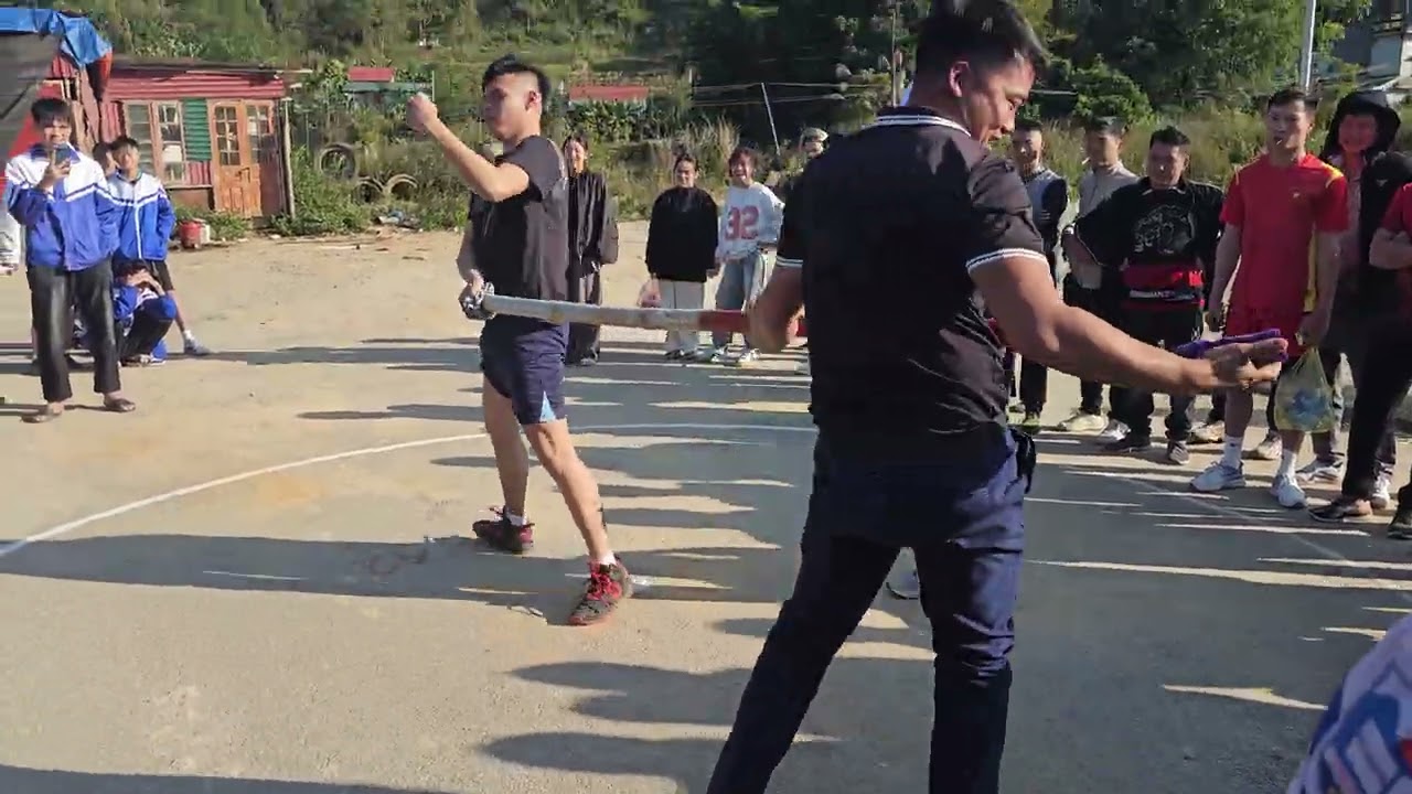 Đẩy gậy kéo co.