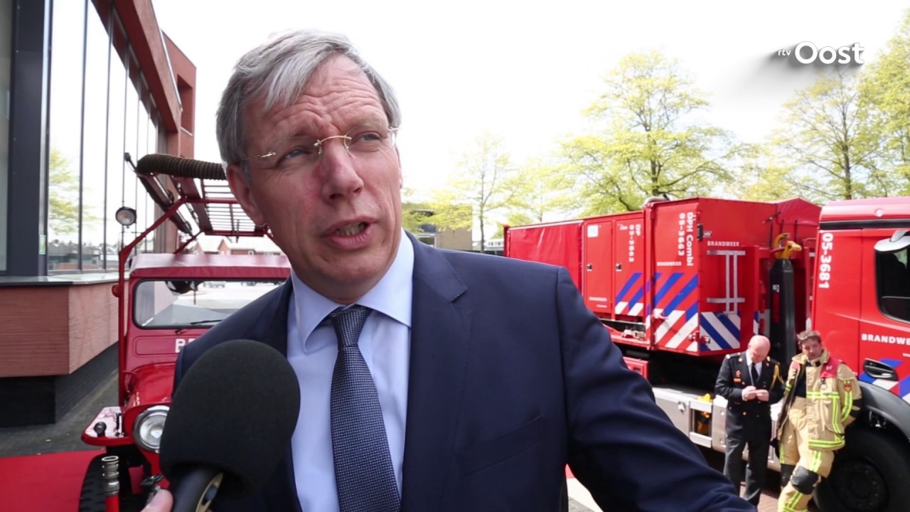 Brandweer brengt burgemeester Visser van Twenterand naar afscheidsreceptie