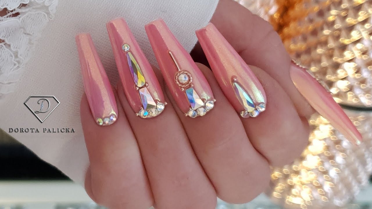 Pink Bling Nails. Crystals placement nail art and Aurora chrome applications. Luxury nails. नाखून