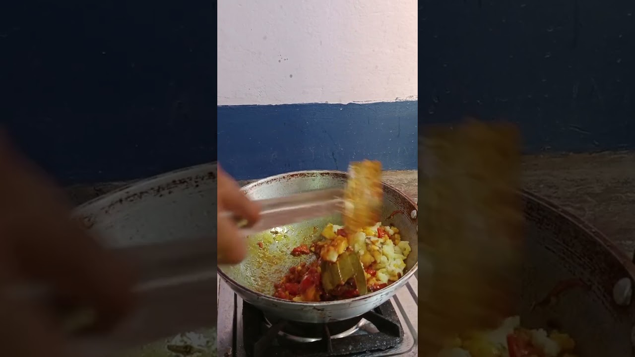 आलू गोभी की सब्जी बनाए बिल्कुल नए अंदाज़ में।#shorts #cooking #aalugovi #trending
