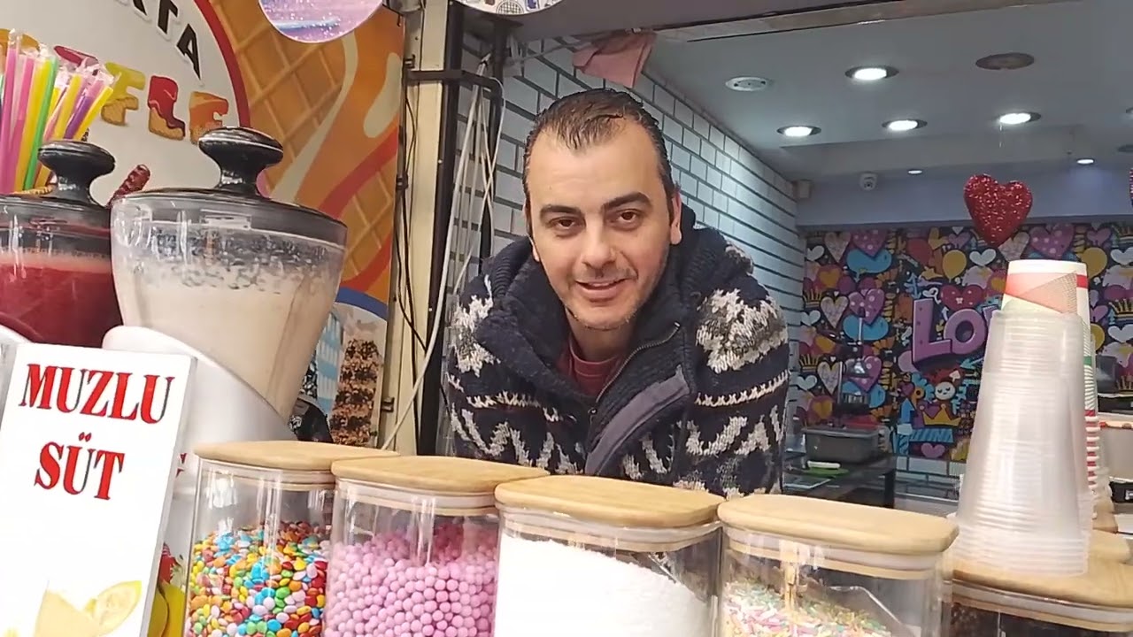 Waffle ve Taze Sıkılmış Meyve Suyu Satışı Yapan Hakan Bey'in Misafirdim Kemeraltı Çarşısında İzmir 