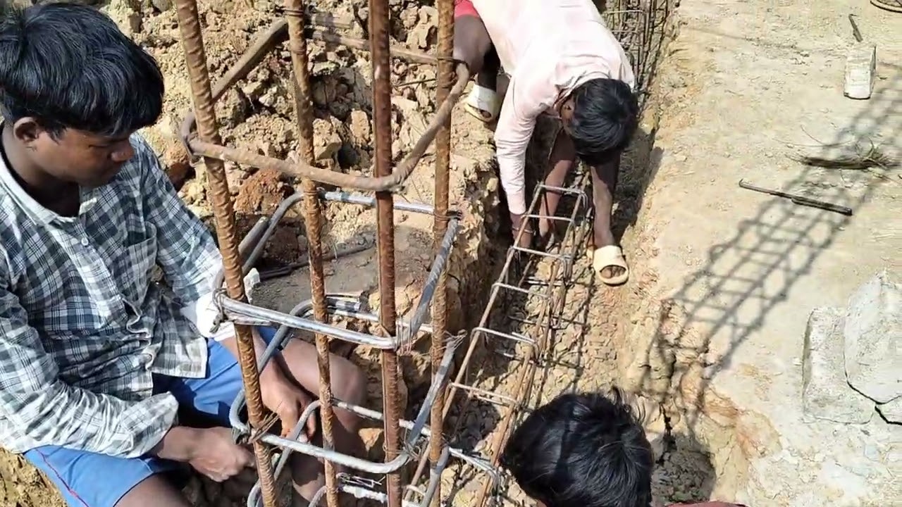 प्लिंथ बीम बनके तैयार हो गया 