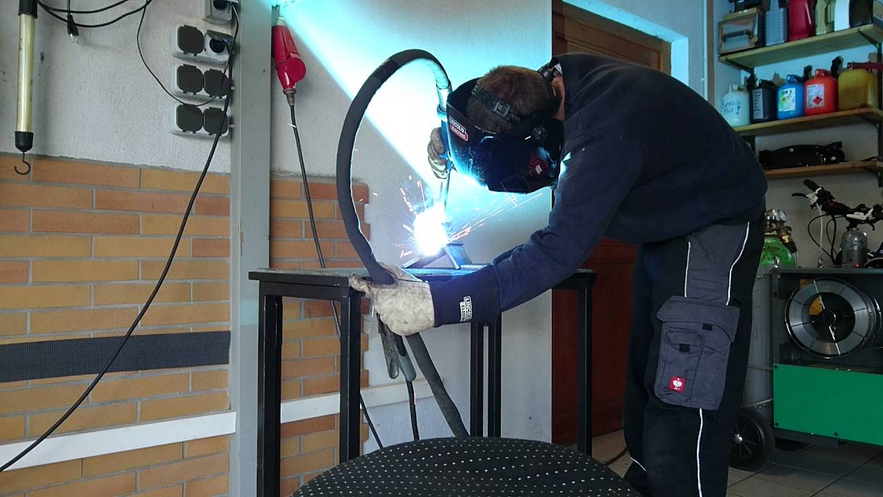 Schweißen im Sprühlichtbogen - Kehlnaht in Wannenlage geschweißt