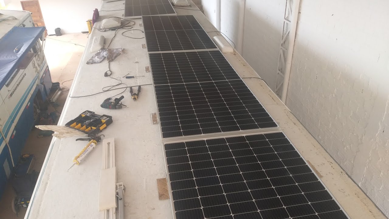 Fixando painéis solares no teto do motorhome.