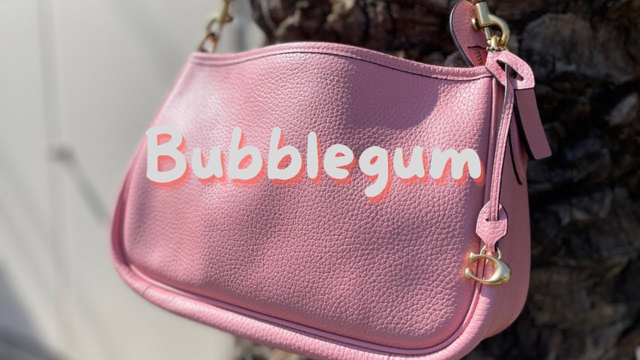 Coach Cary Crossbody Bubblegum 🫧🌸 Unboxing & What’s in my bag?