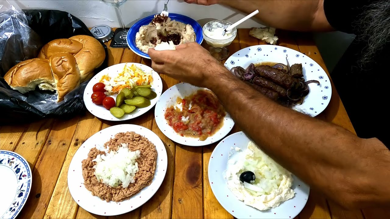 ארוחה רומנית כהלכתה עם קבבים ומלא סלטים ושום, המון שום.