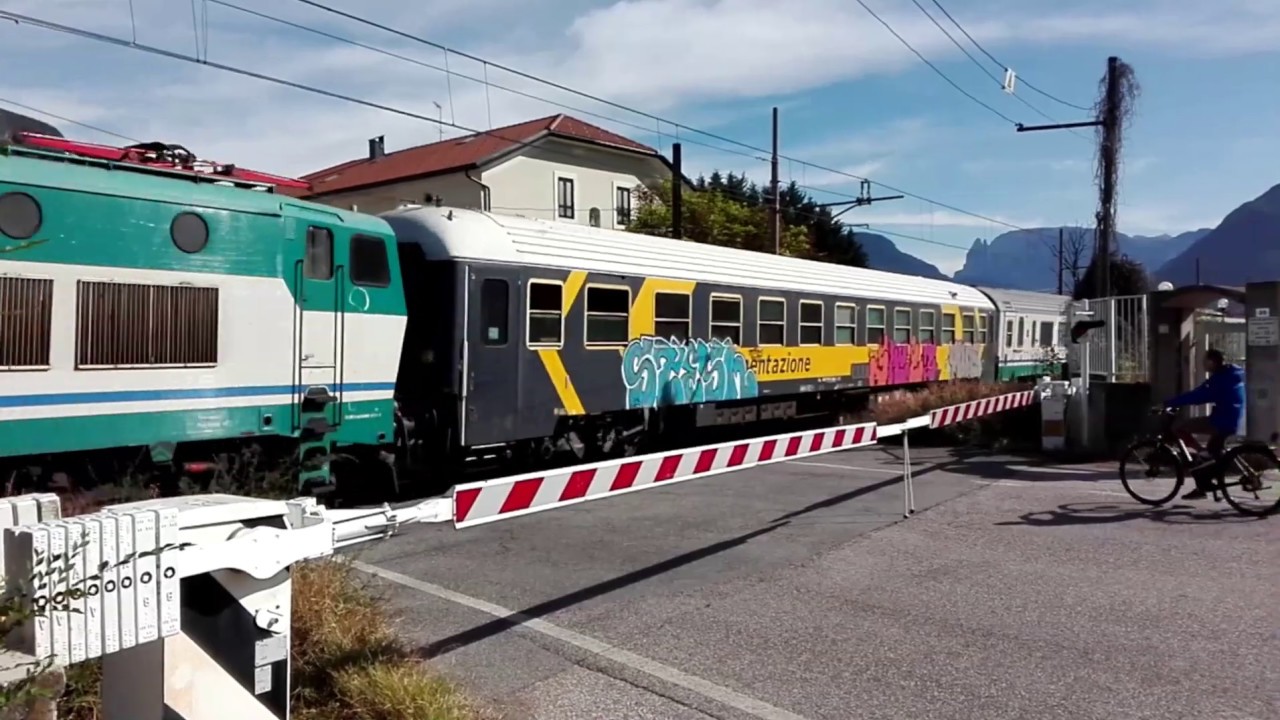 Treno diagnostico con E656 in doppia simmetrica.Diagnostic train with E656 in double symmetry.