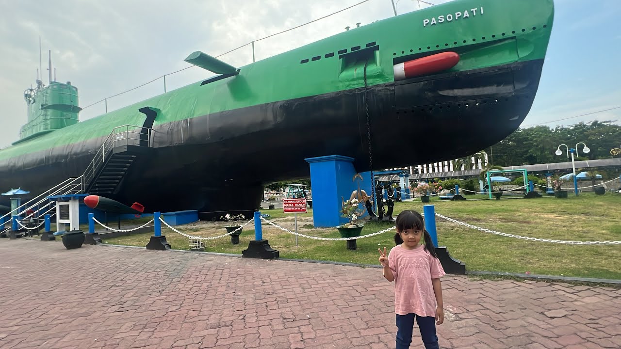 Jalan - Jalan di Monumen Kapal Selam Surabaya