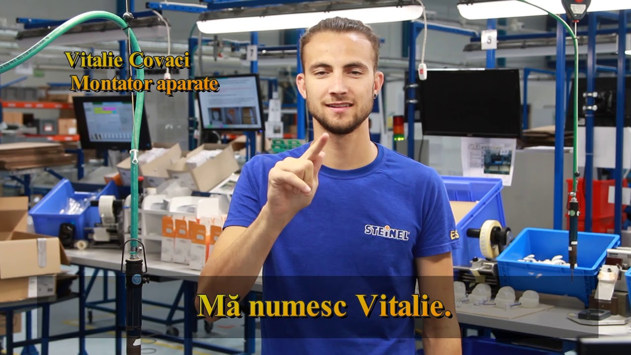 Irina Corcimari și Vitalie Covaci montatori aparate, participanți la expoziție &bdquo;Deaf Skills Moldova&rdquo;