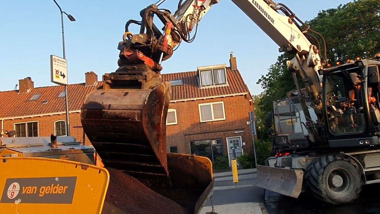 DEEL8 fietspad Asfaltwerkzaamheden🛣🚧🦺 van gelder bij de zoeterwoudseweg in LEIDEN  DEKLAAG