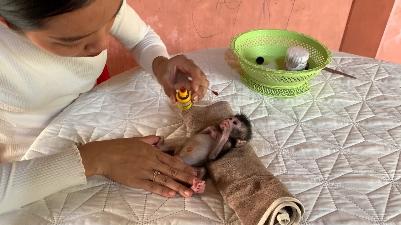 Mother hlp her small BB To cleaninq small belly