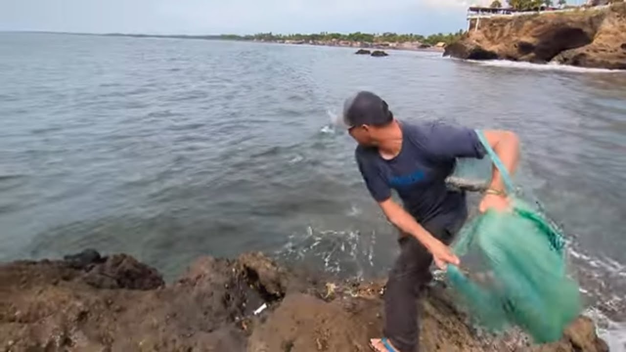 Pesca artesanal en el puerto de acajutla con atarraya