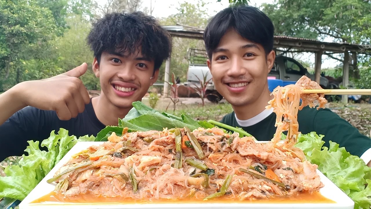 สุกี้แห้งหมูนุ่มๆ กับอีกวันที่อากาศปิดฝนก็จะตก.