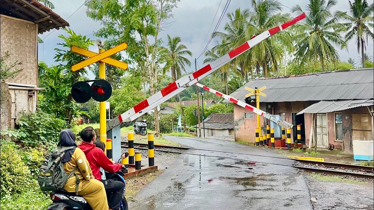 Perlintasan Unik Kereta Api Maripari Garut, Jawa Barat