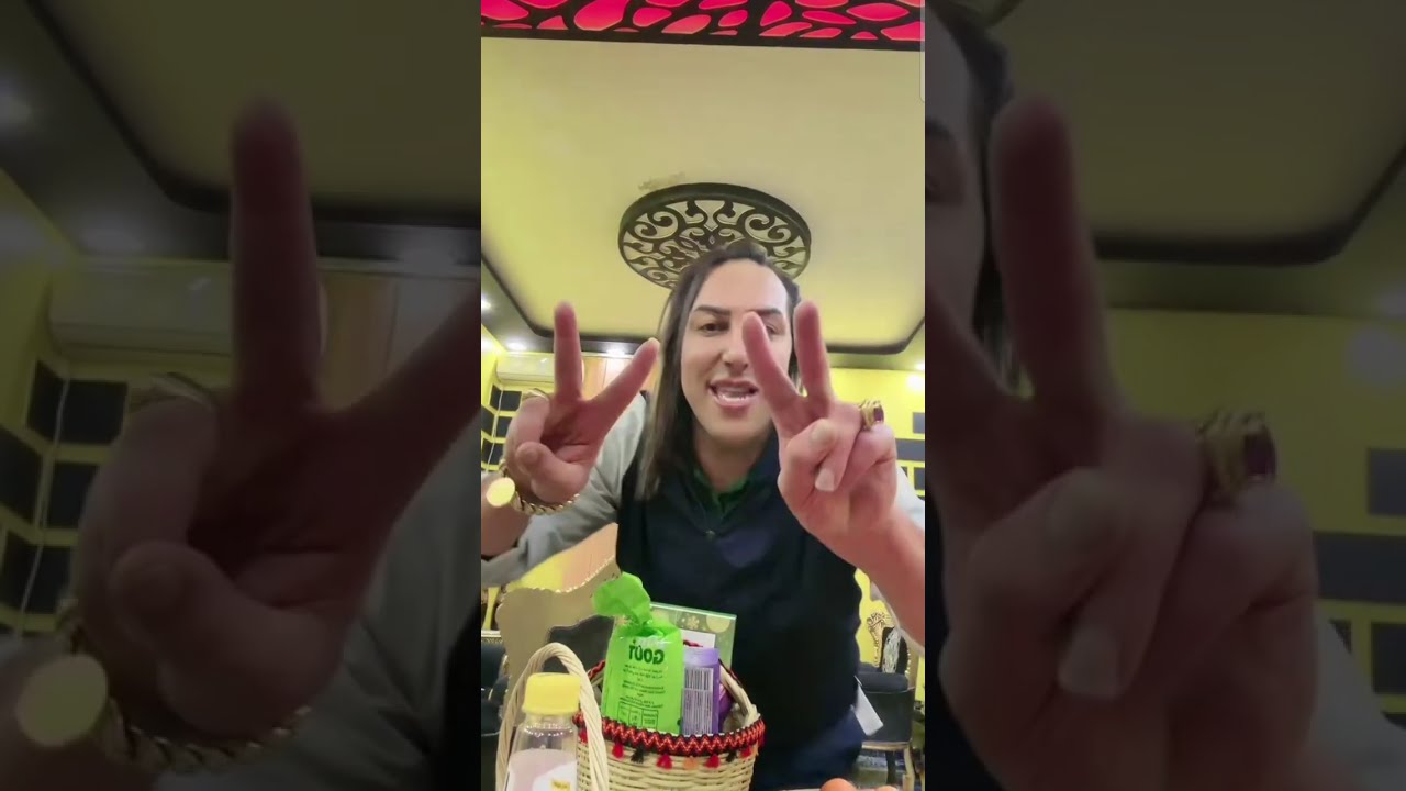 سفيان بوعيط يحتفل بيناير. ويرقص على أغاني قبائلية تنويه. تم حذف اغاني بسبب حقوق طبع ونشر 