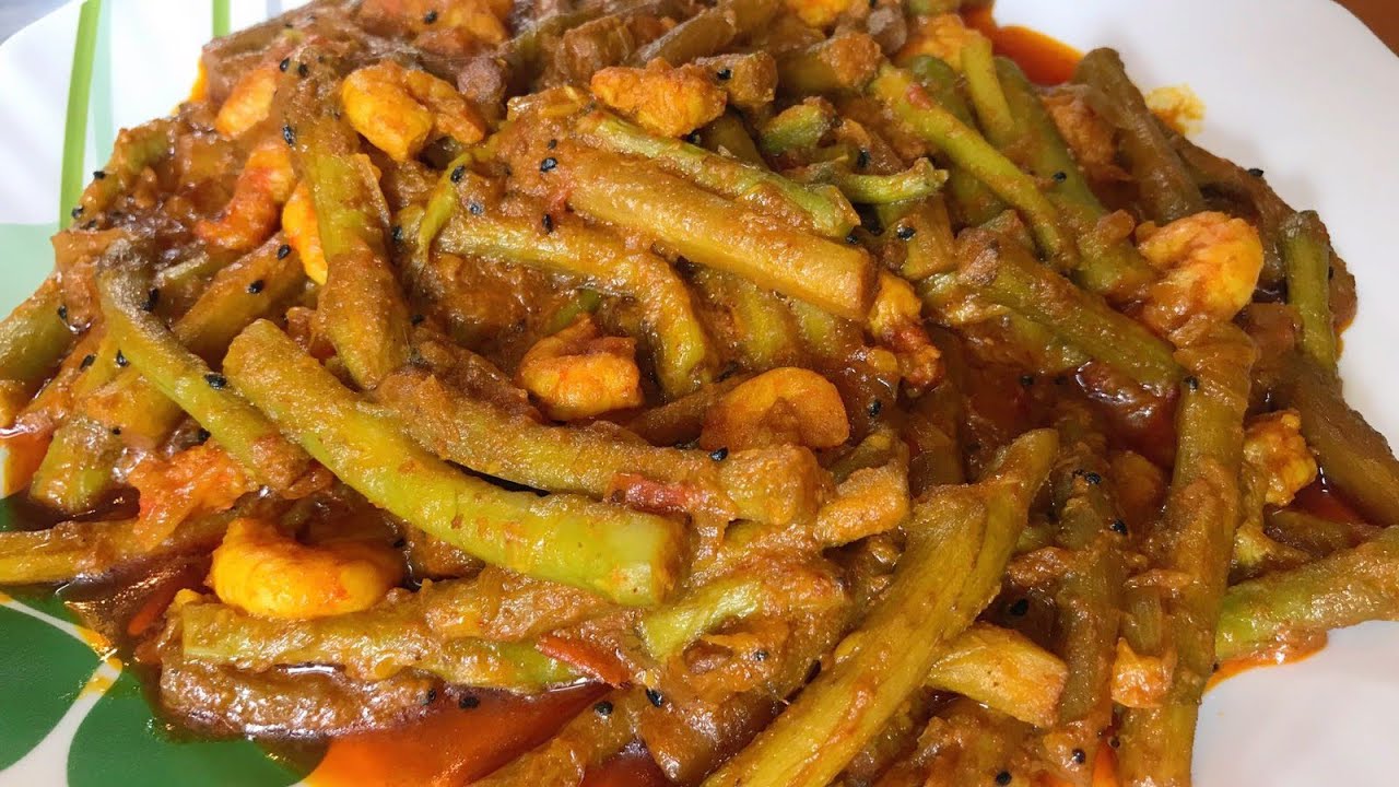 Chingri Kochur Loti - Traditional Bengali Recipe Chingri Mach Diye Kochur Loti