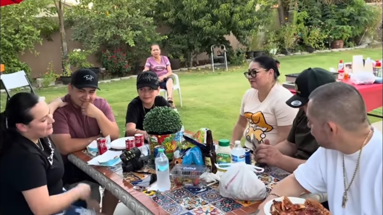 LA ABUELA FELIZ CON EL ÑIETOO Y COMIENDO PIZZA MUY BUENOS MOMENTOS @taquerialabonita9859