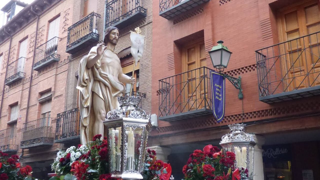 Salida y recorrido del Domingo de Resurrección de la Semana Santa de Alcalá de Henares 2025