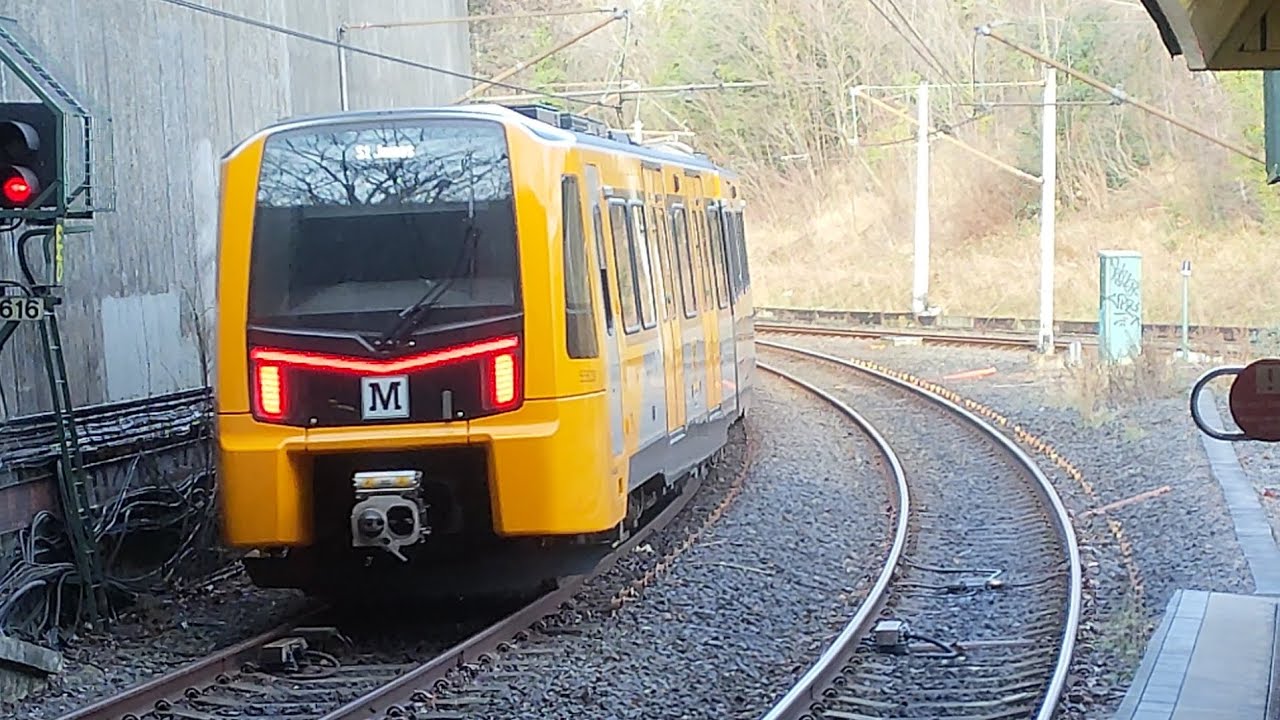 Tyne & Wear Metro: Class 555038 passes Jesmond (8/1/26) 