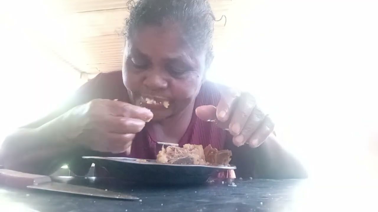 COMENDO UMA MONTANHA DE CARNE DE BOI COM VERDURAS NO MEU SITIO