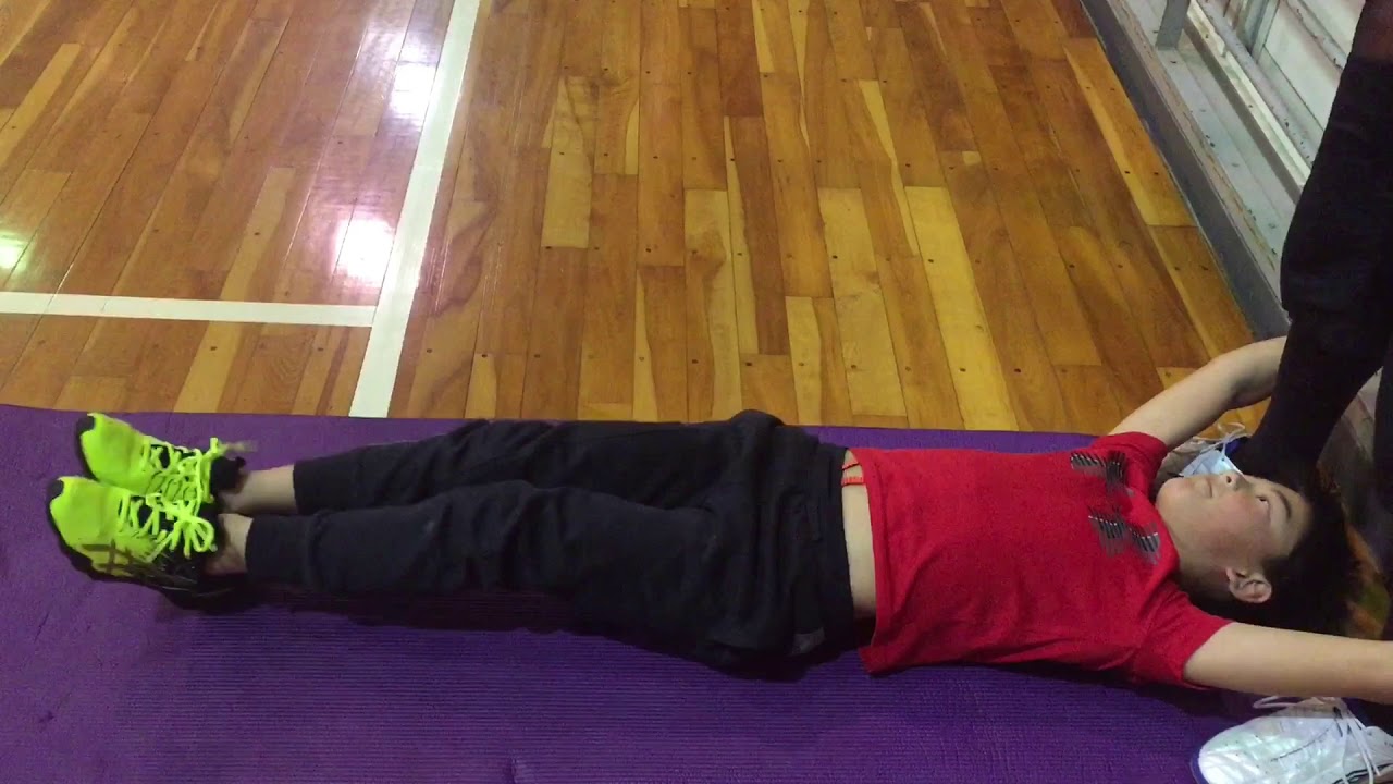 腹筋バキバキ小学生の足上げ腹筋トレーニング😳😳😳