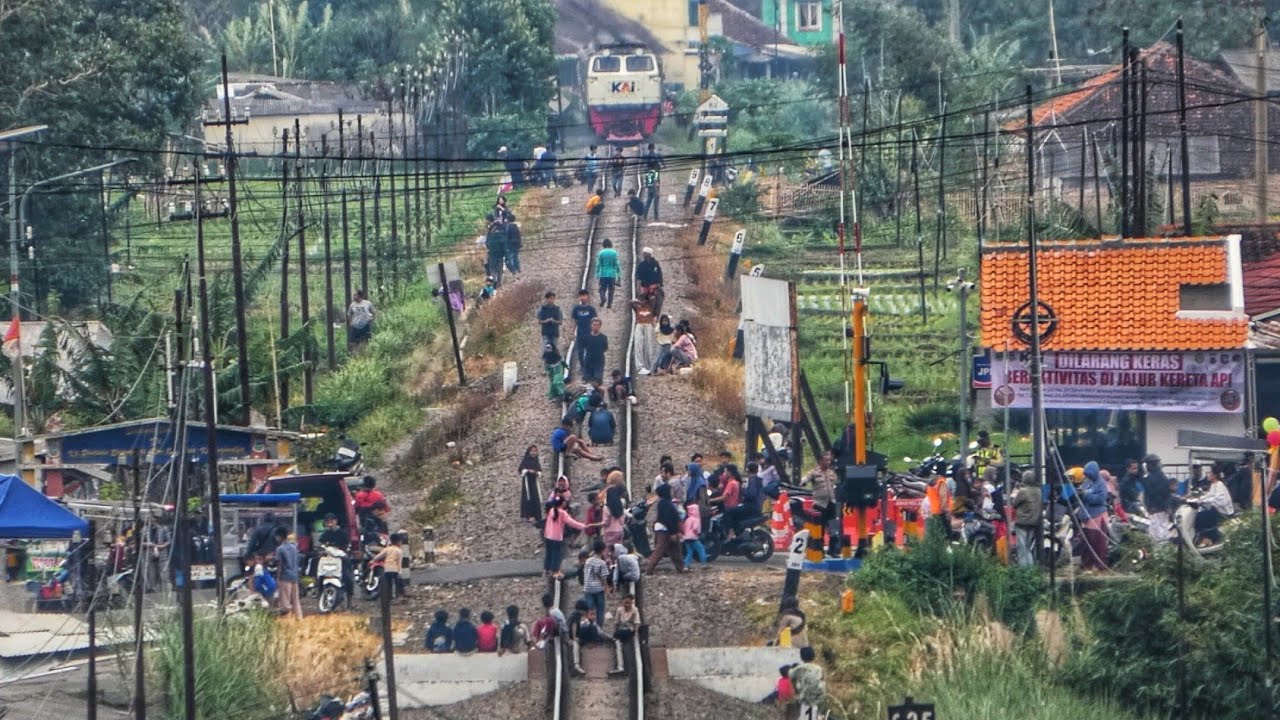 PULUHAN ORANG DI ATAS REL TELAT MENYADARI ADA KERETA DATANG !