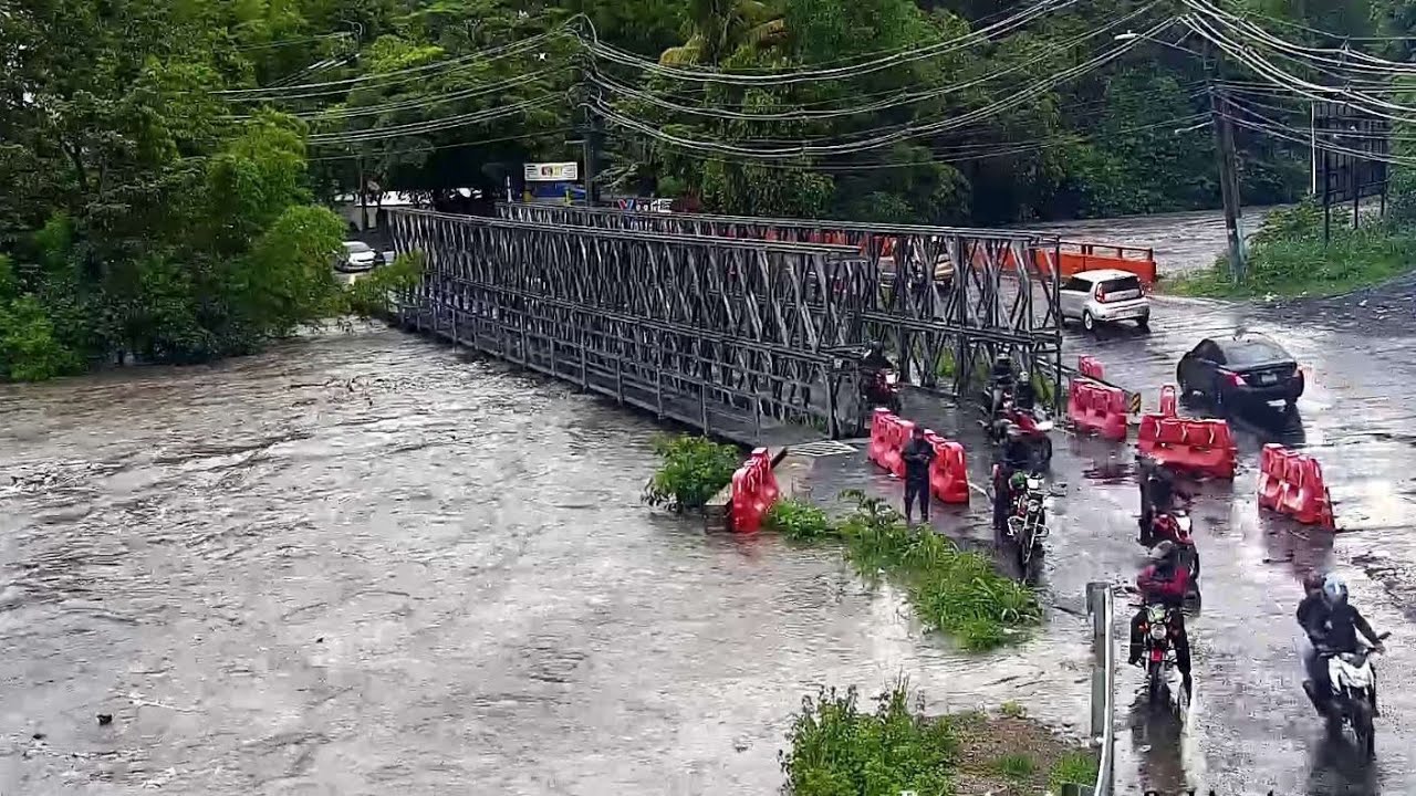 Estragos por fuerte tormenta en San Salvador | Vehículos atrapados y daños