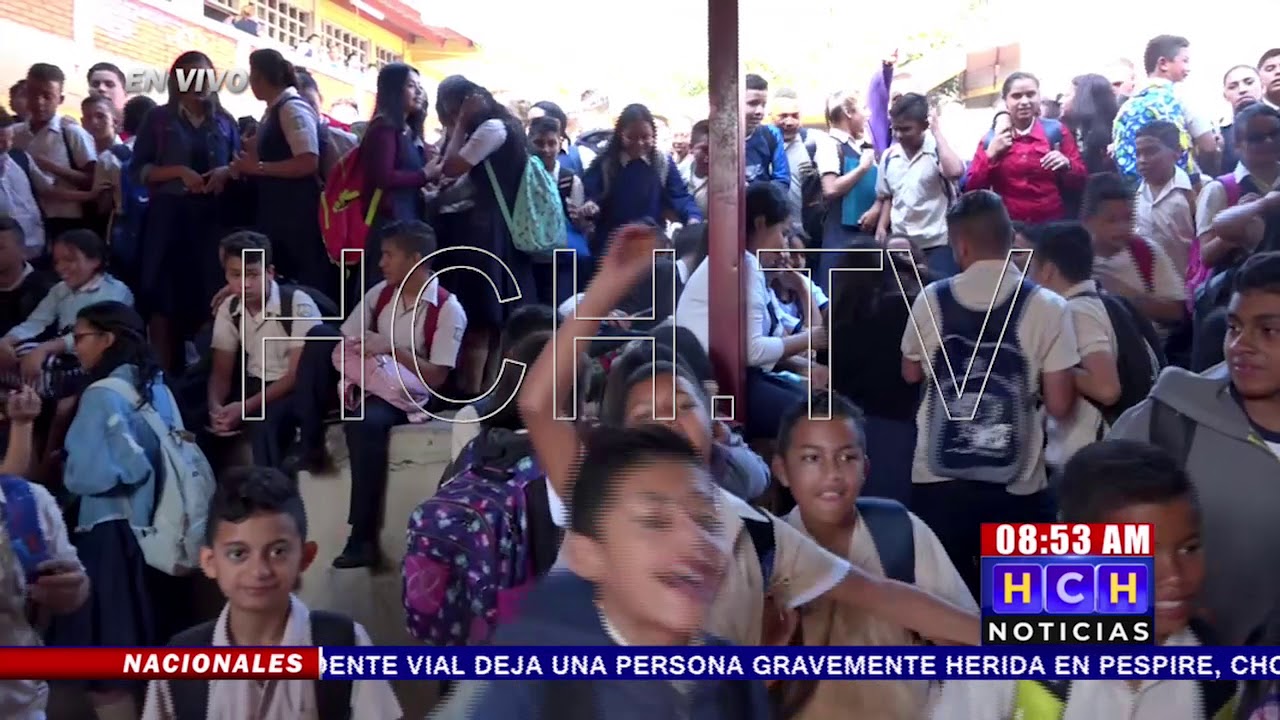 ¡No caben! Estudiantes se toman instituto 