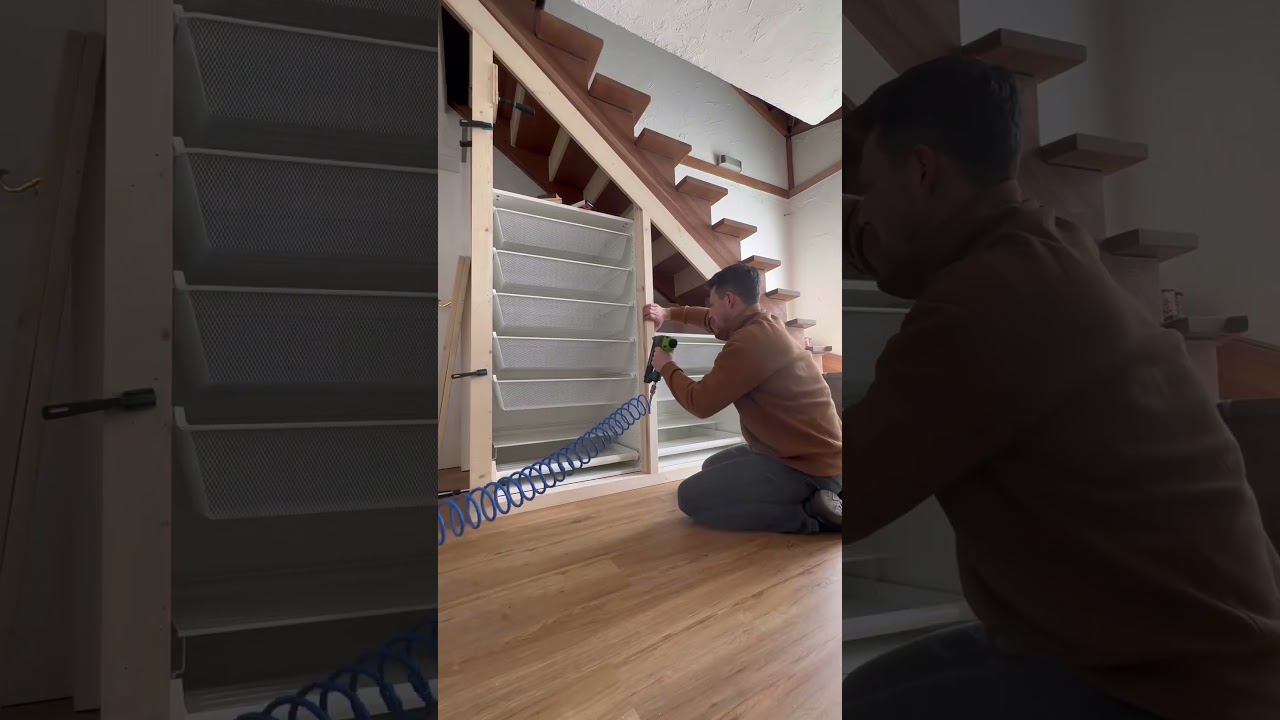 Aménagement de rangement sous un escalier 
