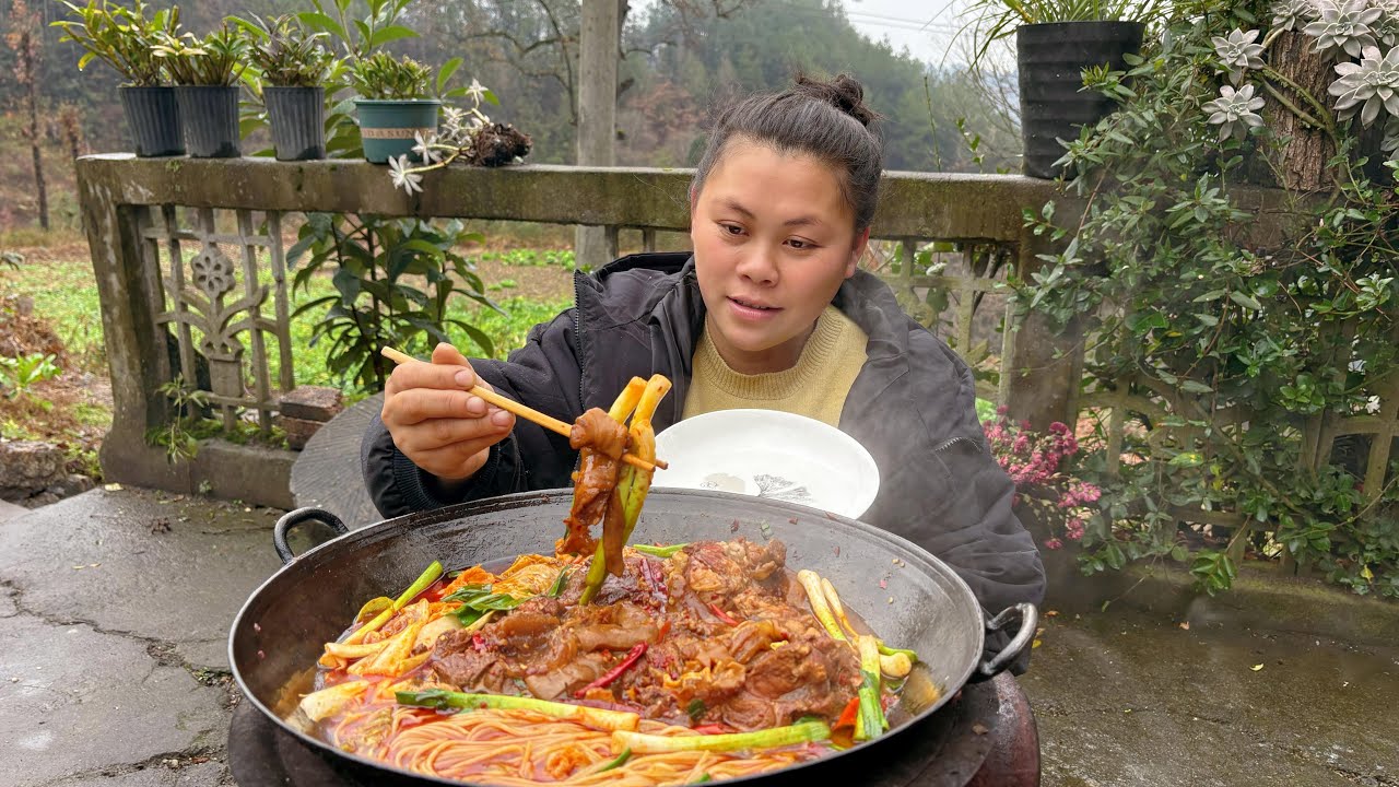 今天炖一锅去骨牛蹄，配着米粉太好吃了 Stewed beef hooves. It's delicious with Rice noodles
