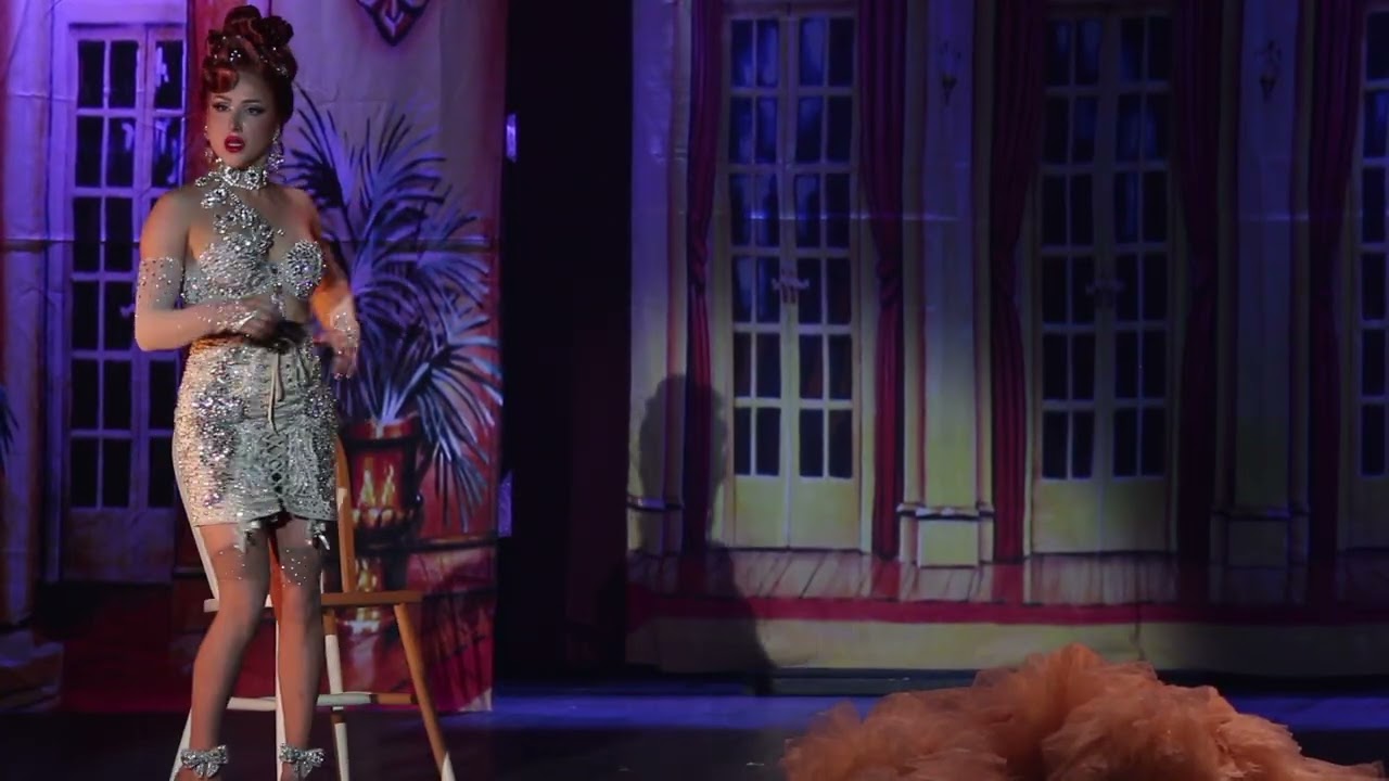 Lady Lune enchanting the Montreal burlesque Festival 2025