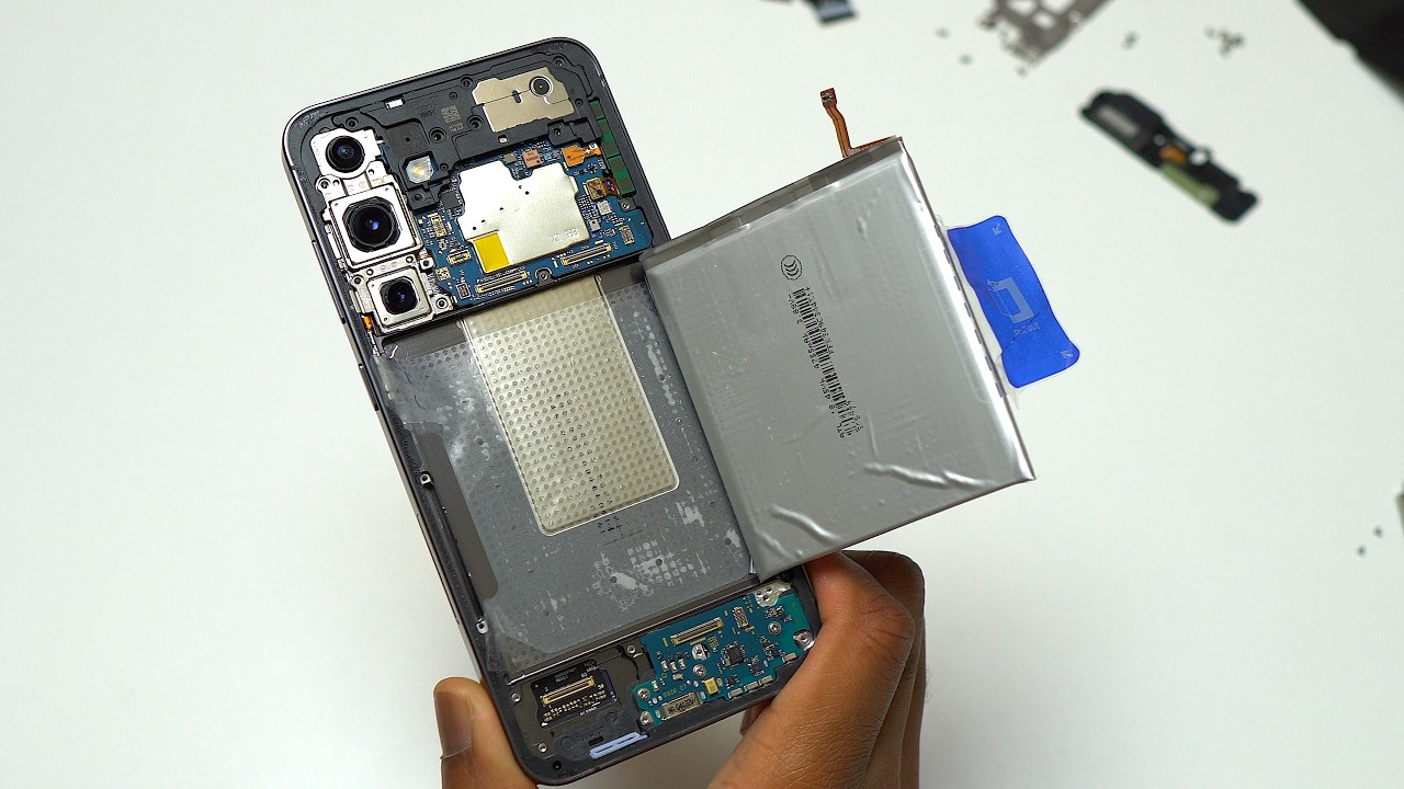Wymiana baterii w Samsungu Galaxy S24 Plus za pomocą uchwyt&oacute;w