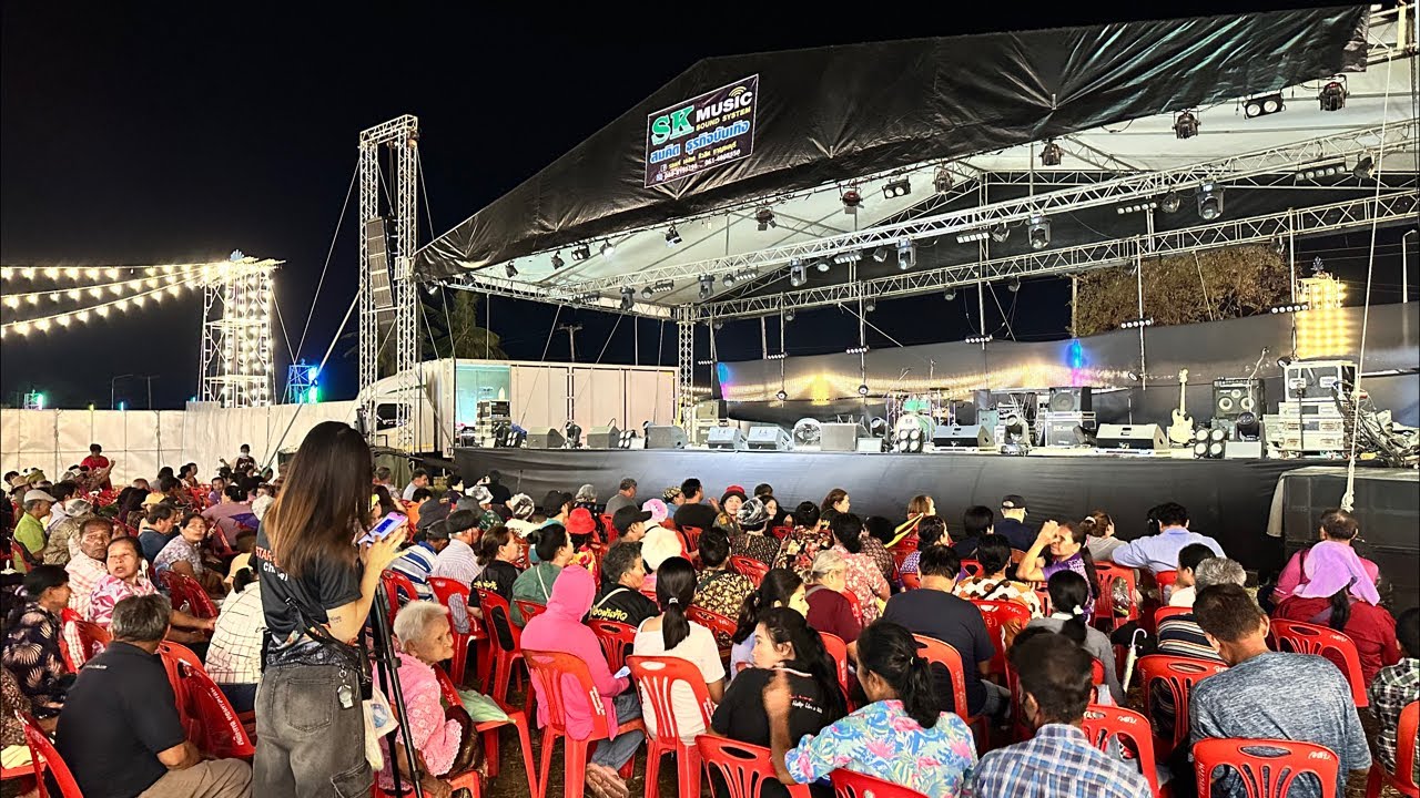 สำเริง คนเหน่อๆ  กำลังถ่ายทอดสด!น้องต้นข้าวร้องเพลงคืนนี้ วัดวังข้าวใหม่ อ.ห้วยกระเจา จ. กาญจนบุรี