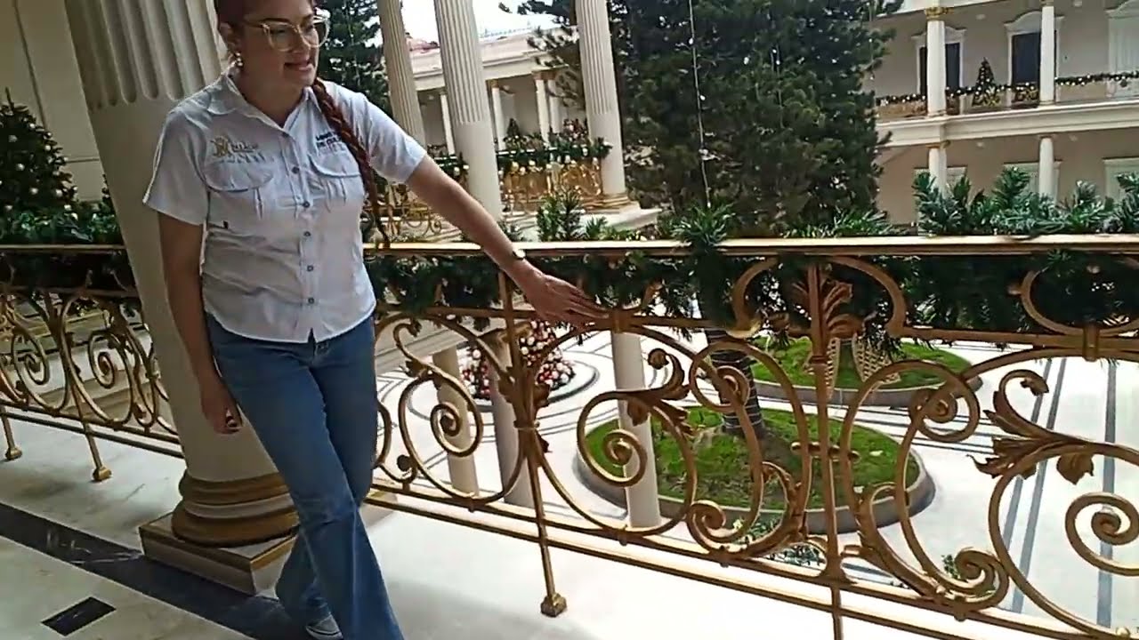 Biisitando el  palasio del EL Salbador