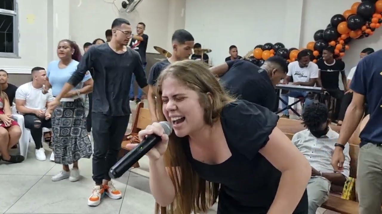 PEGOU FOGO 🔥 OLHAREI PRO ALTO 🔥 - Laisa Sotão Medley - Sala de Adoração 2 Anos
