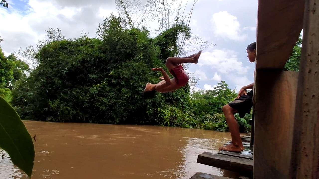 កាលពីក្មេងលែងលោកទឹក សប្បាយម្យ៉ាងដែរ, Children swimming in river, Daily TVlog